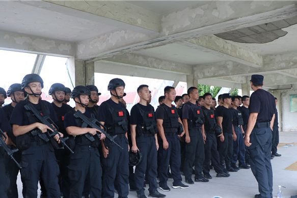 新北公安分局巡特警大队副大队长邰普庆告诉记者"上午手枪,下午步枪.