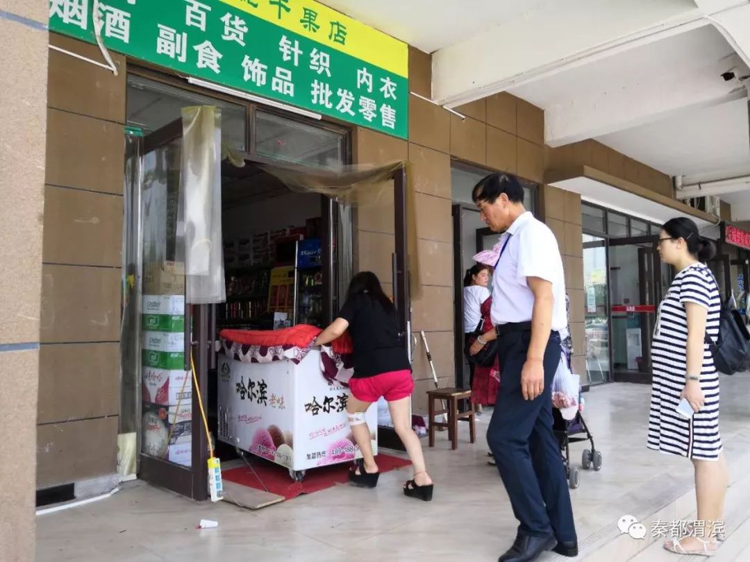 溪悦社区  1,社区工作人员继续检查辖区餐饮门店,对存在问题的门店按