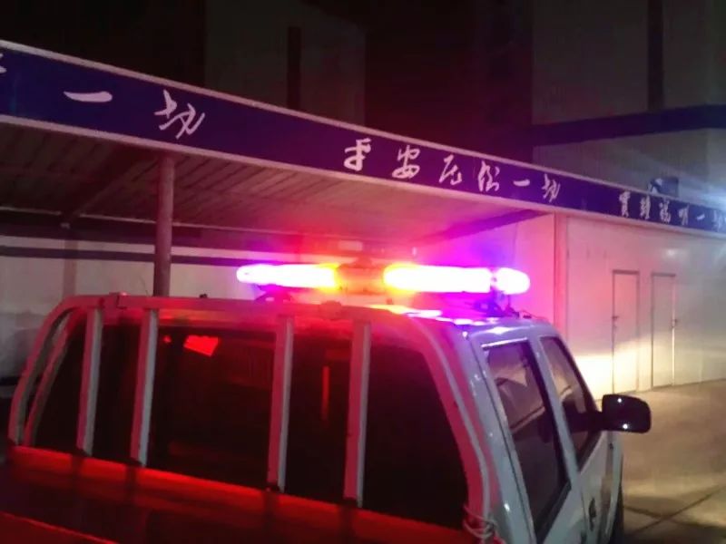 立即安排小孩及家属上车,一路上警车闪警灯鸣警笛,遇有红灯路口,在