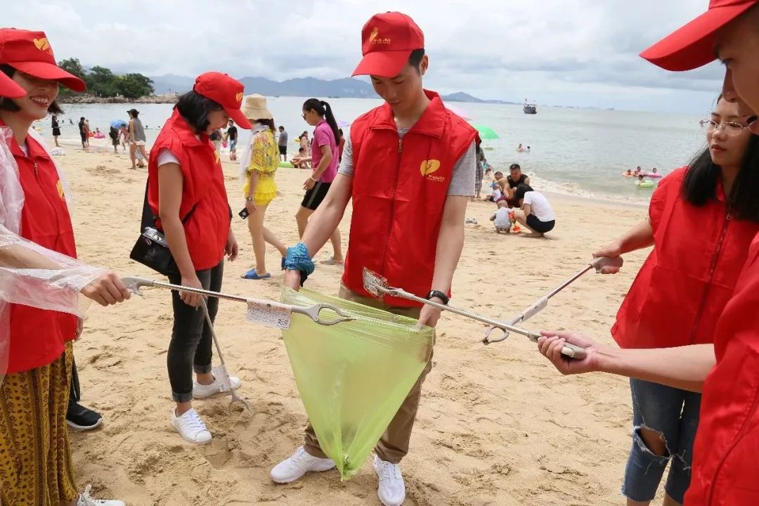 碧桂园志愿者冒雨保护母亲河河小青成为十里银滩最靓风景线