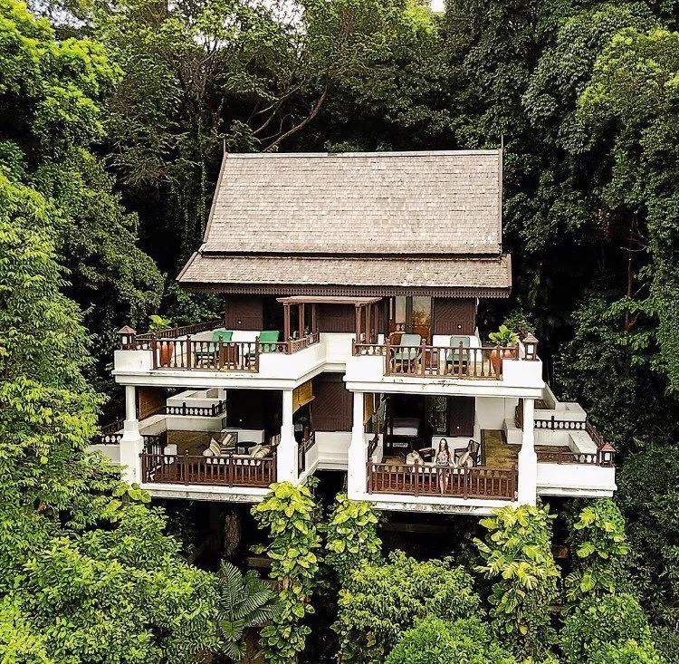 位于山间的山坡别墅(hill villa),掩映在热带雨林中,可从高处眺望花园