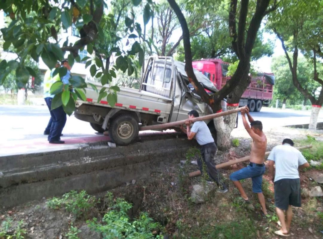 疲劳驾驶小车撞树一个峡江人翻车在哦哩樟树