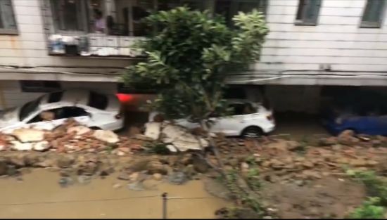 大理遭遇强降雨,街道围墙倒塌,多辆私家车被砸中