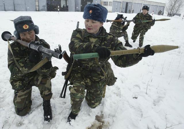 为什么有些国家会强制让女兵剃寸头呢?真相绝对让人不