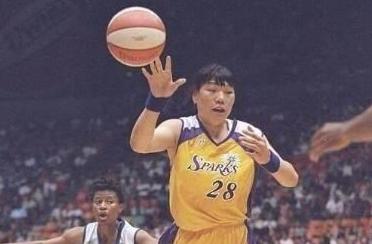 51岁中国篮球女巨人郑海霞现状 因难保孩子健康 结婚8年拒生小孩