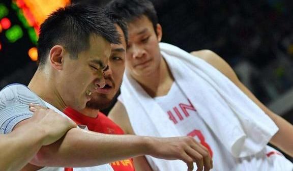 赵继伟受伤画面曝光 这一刻中国篮球为你伤心！