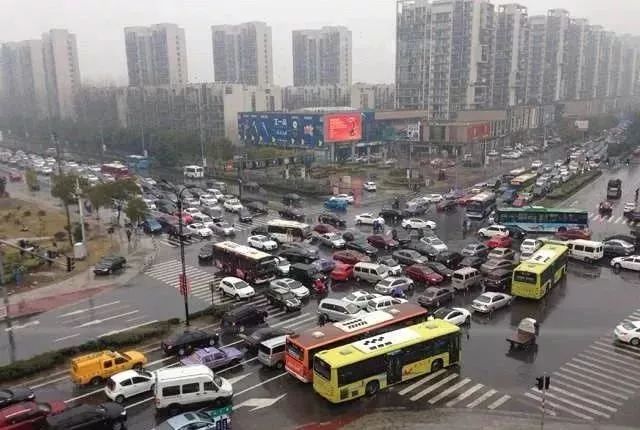 1 通行方向拥堵 红绿灯十字路口一般是堵车常发的地段 前方如果已经