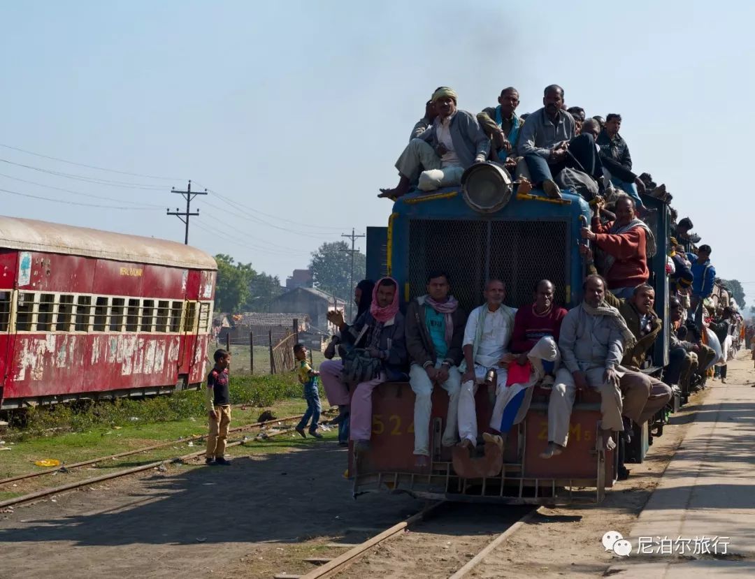 实拍印度首都德里火车站，坐火车的人超多，大家看看差距有多大？_站台