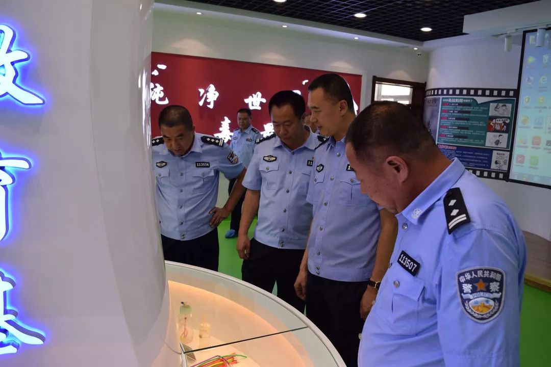 参观过程中,南岔公安分局局长杨晓宇等领导一行聆听了解说员对禁毒