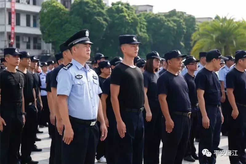 仪式上,交警大队长谢海云解读了《廉江市公安机关2018年交通整治第一