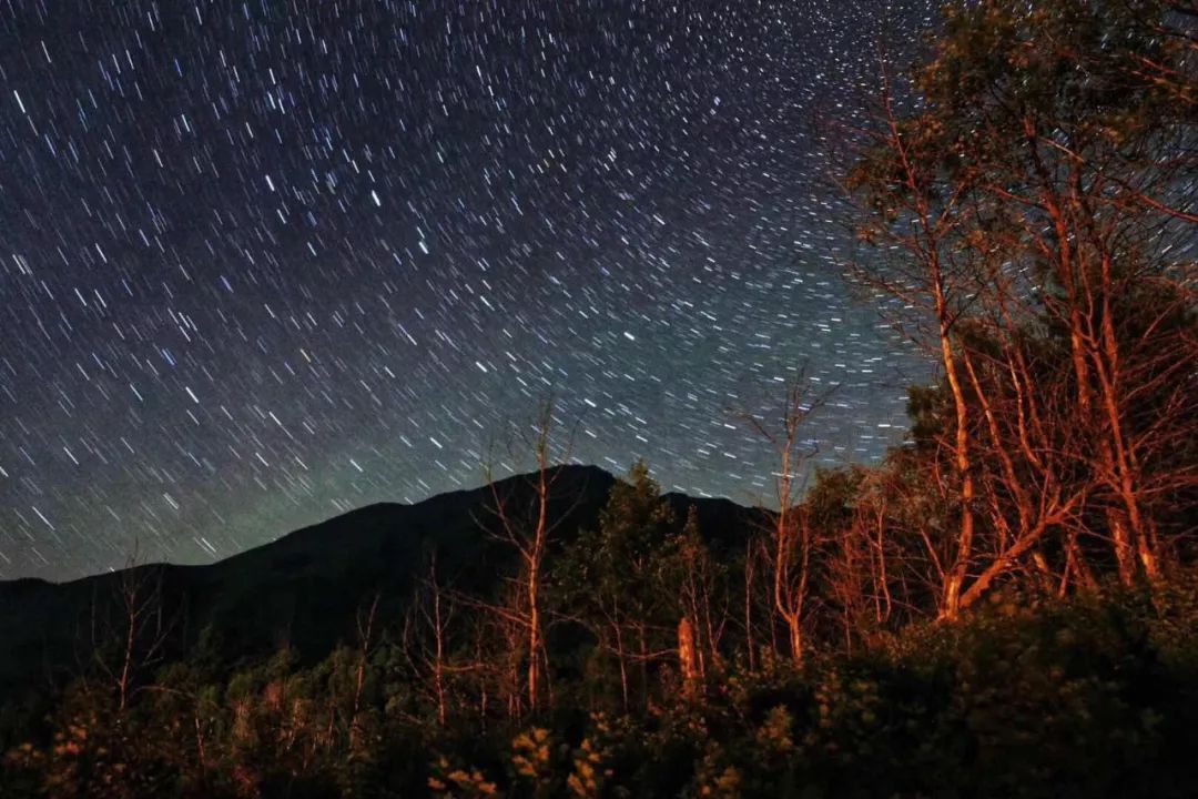 璀璨耀眼的星空,肉眼可以清晰辨识的夜空,这点点繁星是自然的馈赠