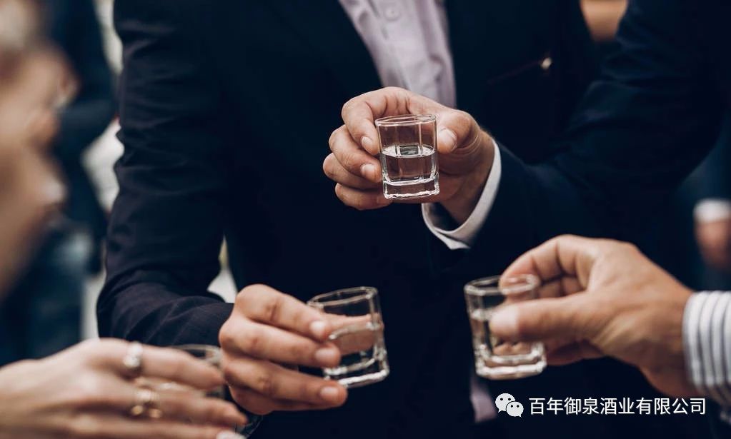 酒局上,不会喝酒的人别说这3句话,还会得罪人!