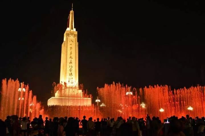 8月10日晚8时整, 八一广场音乐喷泉在经过检修后重新开放, 在周末