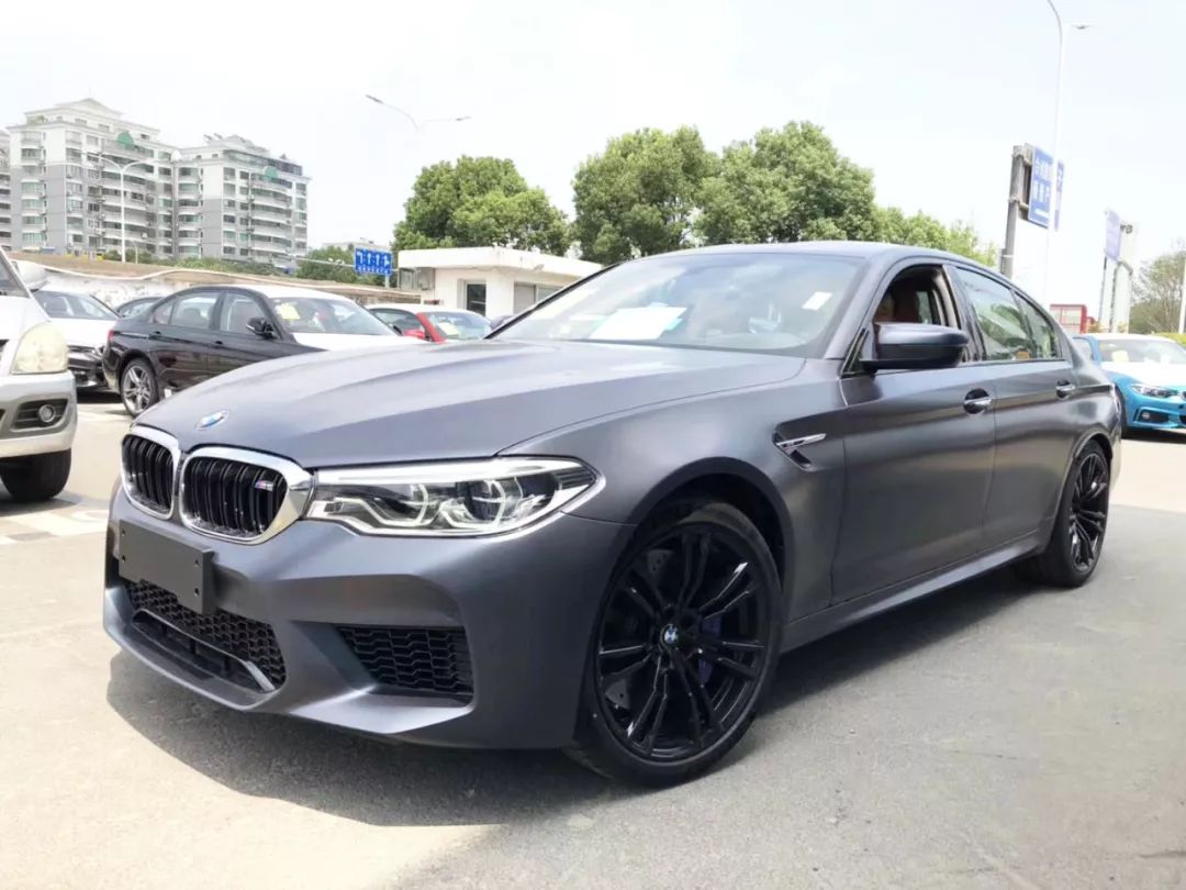 全国限量bmwm5磨砂极地灰到店期待您的驾驭