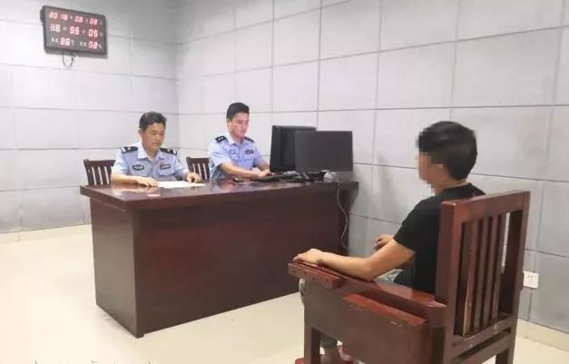 办案民警依法对李某进行询问