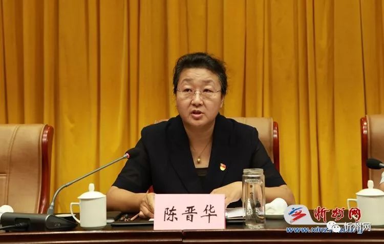 市民政局局长胡永华宣读批准成立忻州市新的社会阶层人士联合会的文件