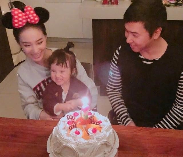 1 12 搜狐娱乐讯 欧弟老婆郑云灿在今年3月份宣布怀上二胎之后,就频