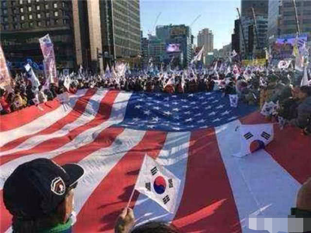 韩国政府死活不愿意,韩国民众甚至情愿要求美国不要撤军,真是令人无语