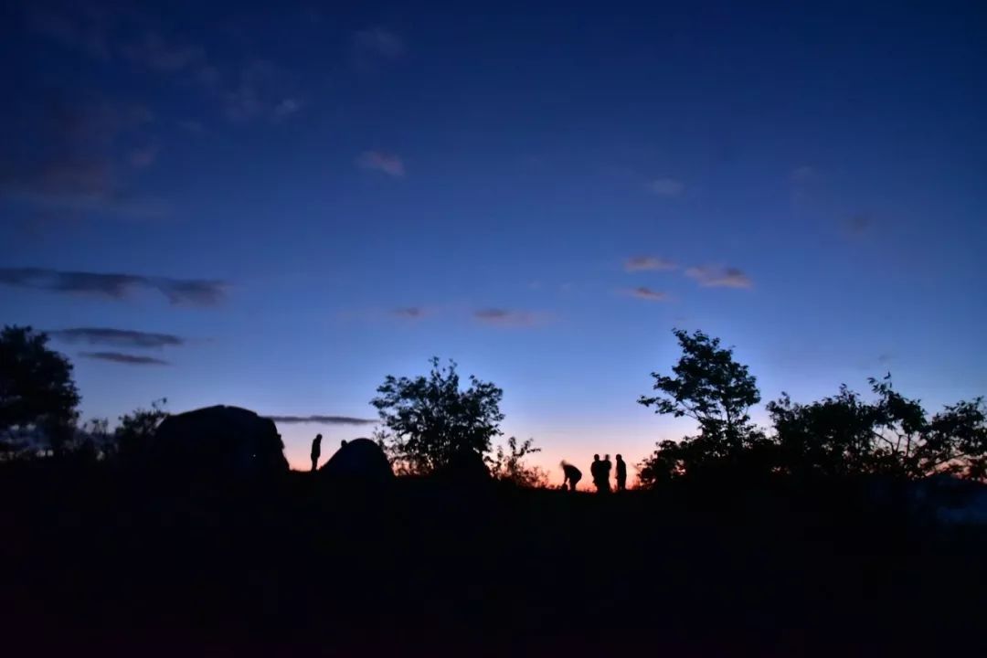 8月12日清晨,正阳草甸,天还未亮,节目组就开始开拍前的准备工作.