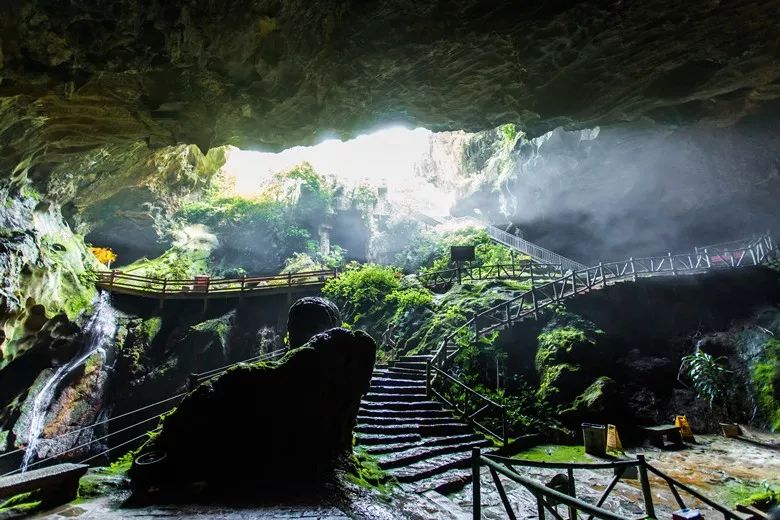 金鸡岩除了好玩刺激的游乐项目 还有很多 风景名胜 包括金鸡岩古溶洞