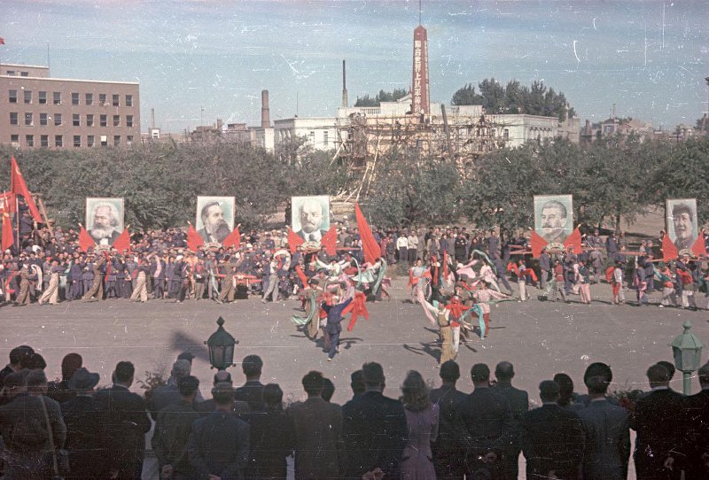 最新揭秘彩色老照片,1950年新中国成立后第一个五四青年节的大游行