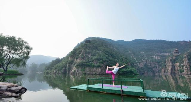 洛阳青要山青山绿水中,美女瑜伽与自然合一