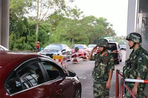 边检站官兵在对一辆开往东兴的班车进行检查时,发现一名乘客路先生