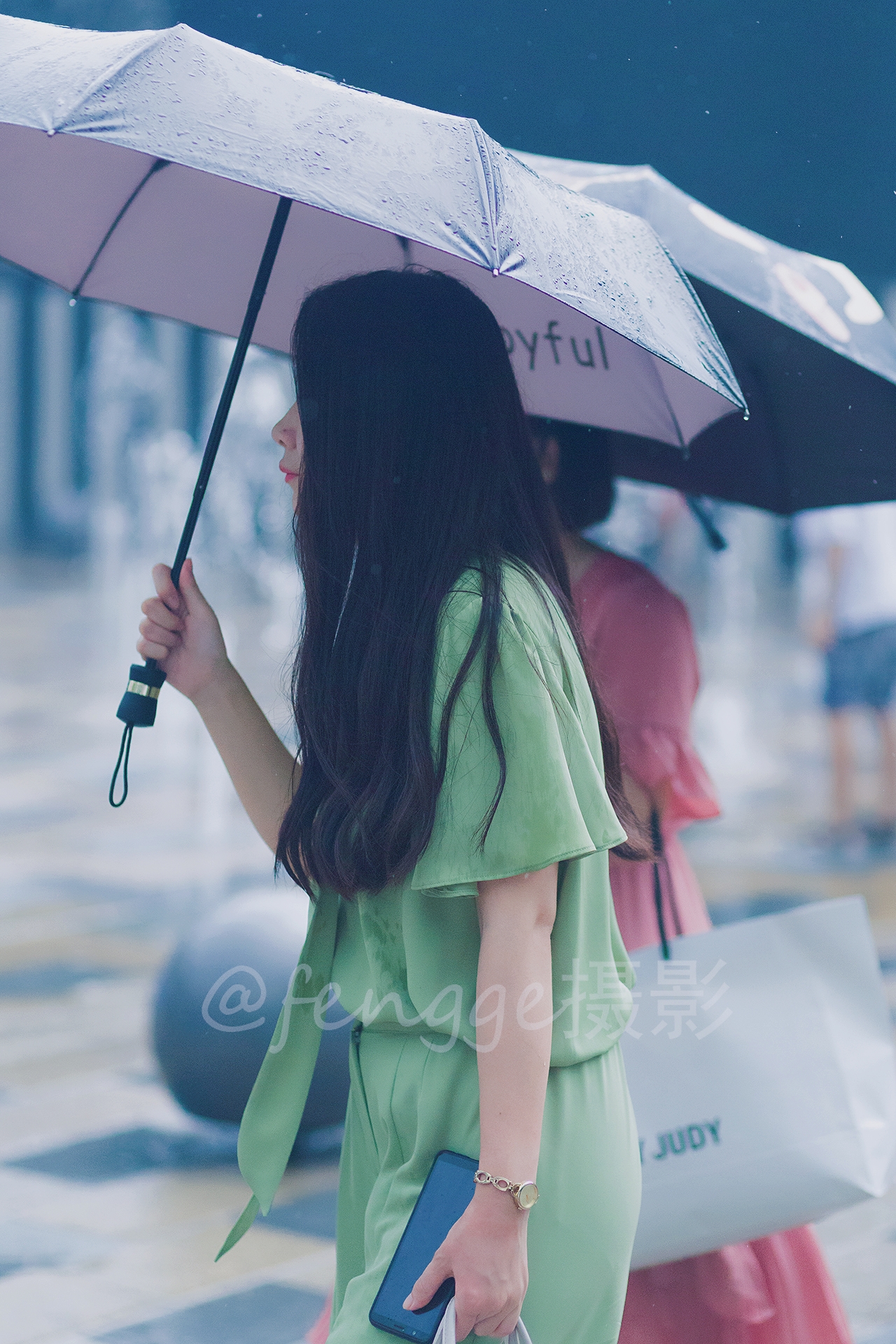 街拍:暴雨突至,潮人应对各有妙招,三里屯上演了一出时尚大片