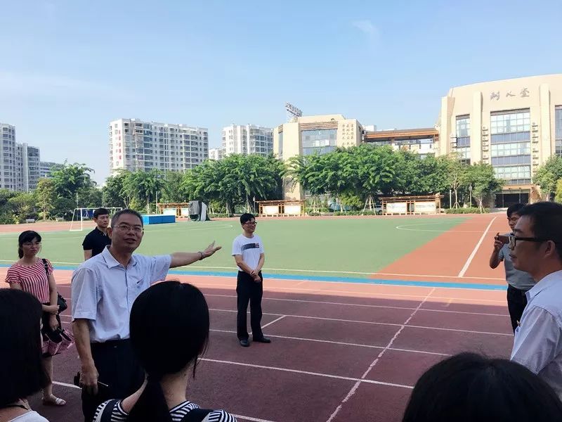 大会先举行了开班仪式,厦门五缘湾实验学校黄学斌校长致辞,热烈欢迎