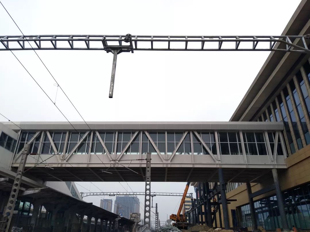 邯郸火车站新旅客天桥启用 22岁旧旅客天桥退休