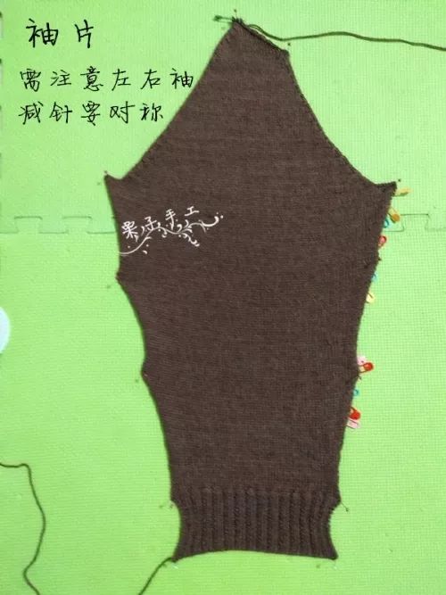 织一行反针,一行正针后,织双螺纹6cm,棒针收针结束