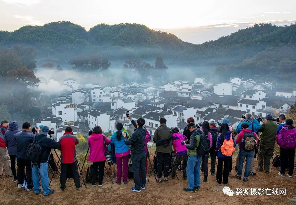 古台摇落后,秋入望乡心.野寺来人少,云峰隔水深.