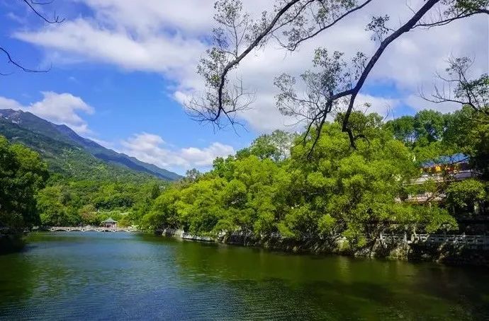 罗浮山是国家aaaaa级旅游景区,位于博罗县西北境内东江之滨,被道教尊