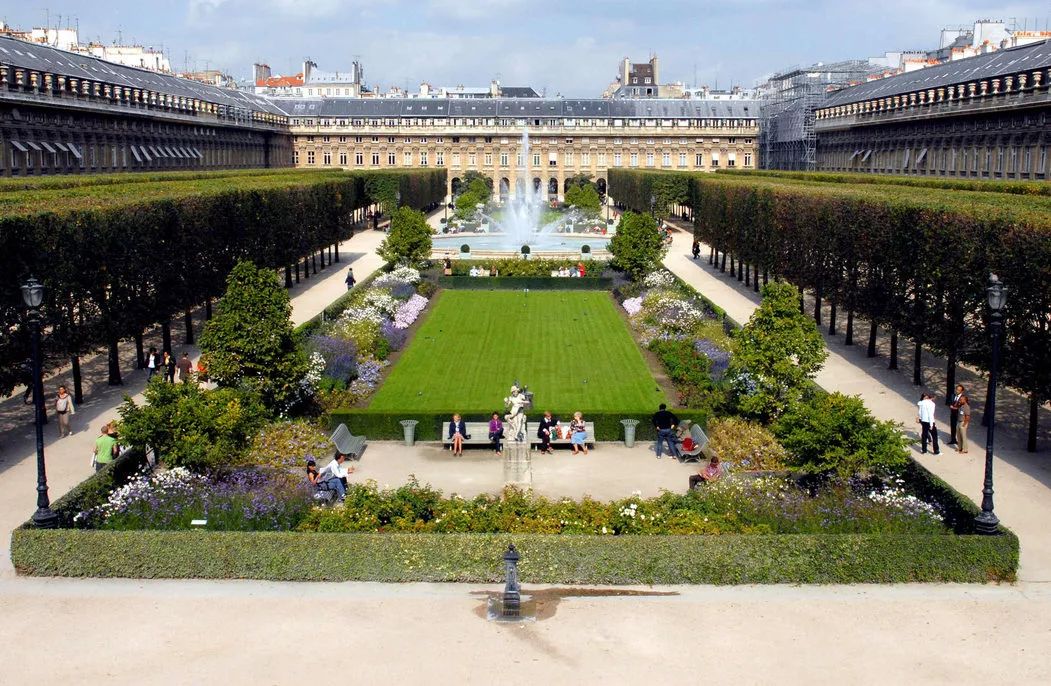 皇家宫殿花园顾名思义属于巴黎皇宫(palais royal),位于第一区,建于