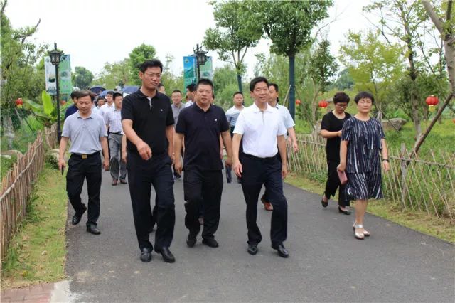 团一行来到嬉乐湾生态农业示范园考察,武进区人民政府副区长徐治国