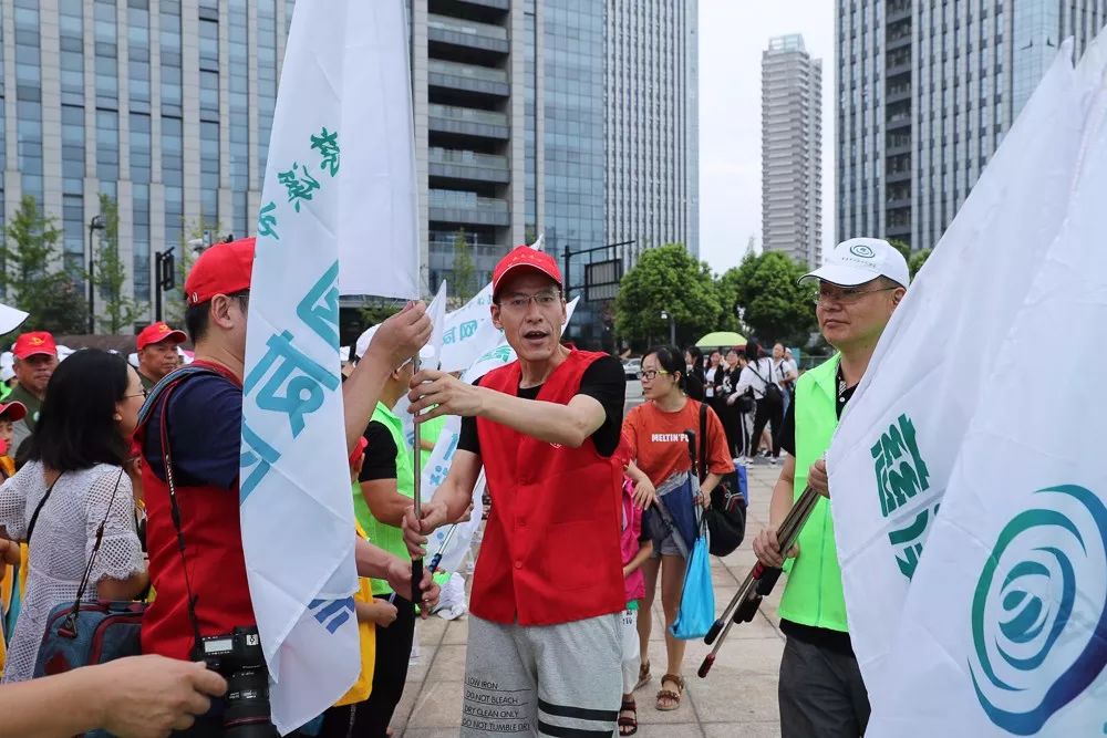 慈溪市网络文化协会常务副会长徐立权授旗.