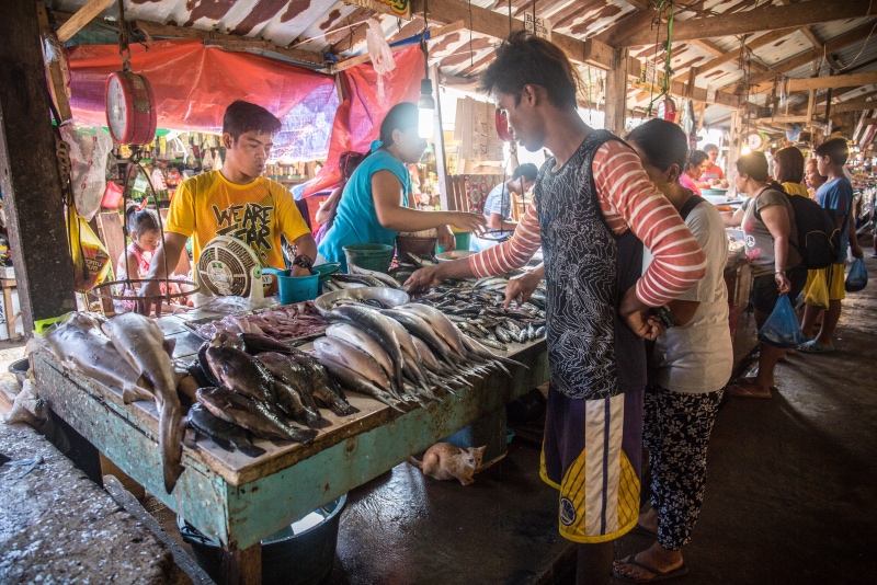 海鲜市场之旅：对华不善的菲律宾，却对中国游客说“你好”