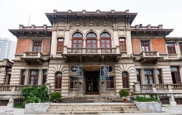 汤玉麟故居建于1912年,是一座具有典型 意大利文艺复兴时期风格的三层