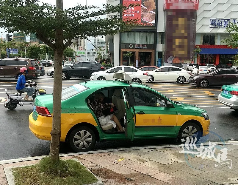 湛江万达广场旁一路段违停现象多致常塞车 司机:心都堵了