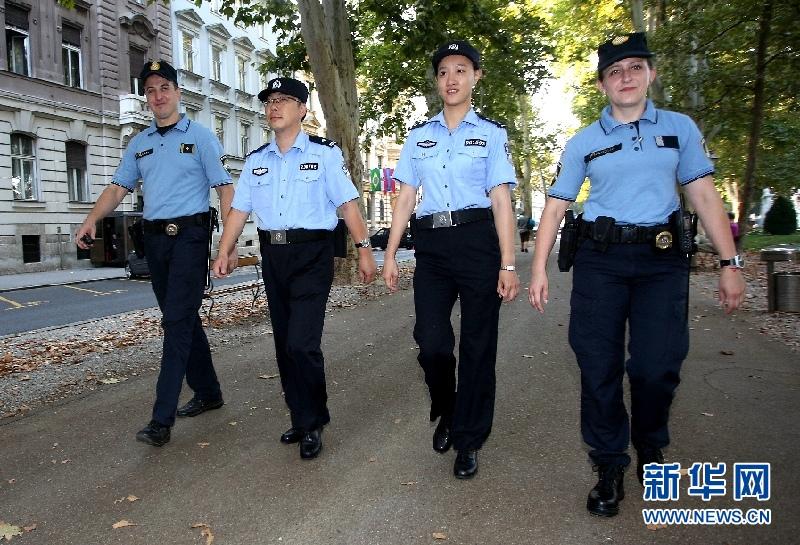 中国联巡警察在克罗地亚推广中文报警表格