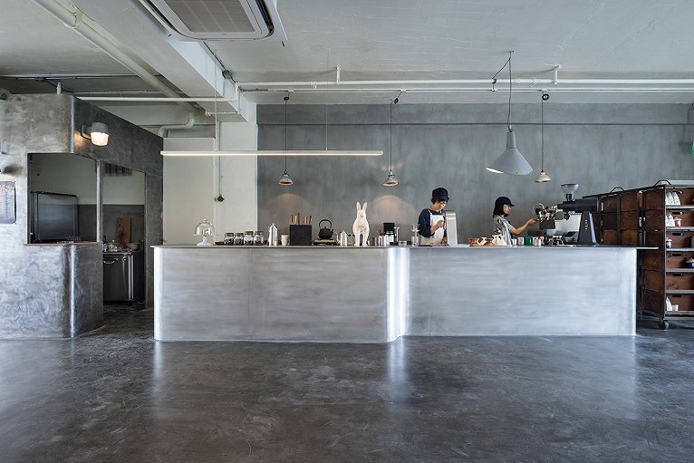 ▼咖啡吧台由整张铝板制作而成