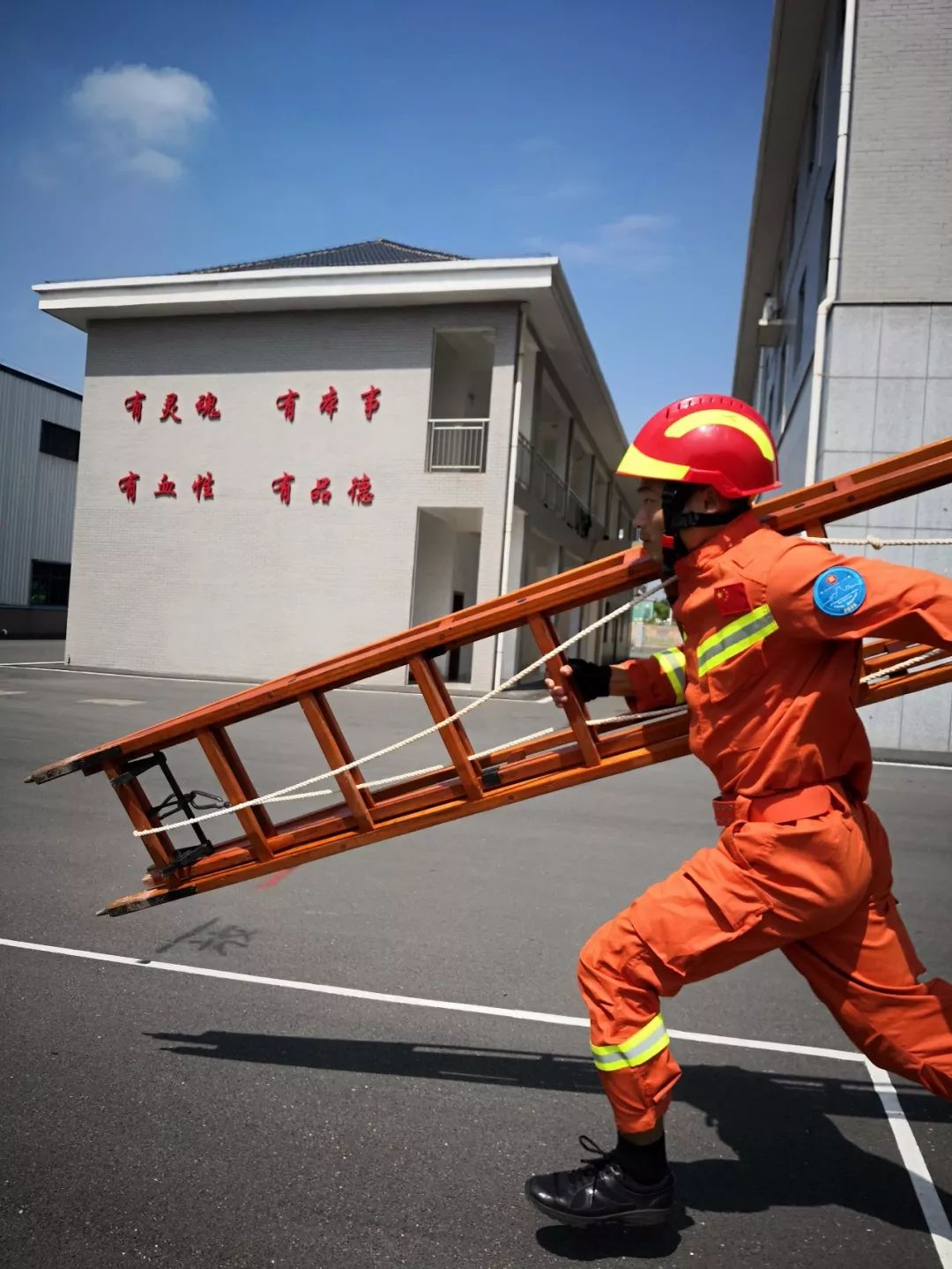 在另一处备战训练场上,身着橙红色作训服的邓力正在进行60米肩梯登楼