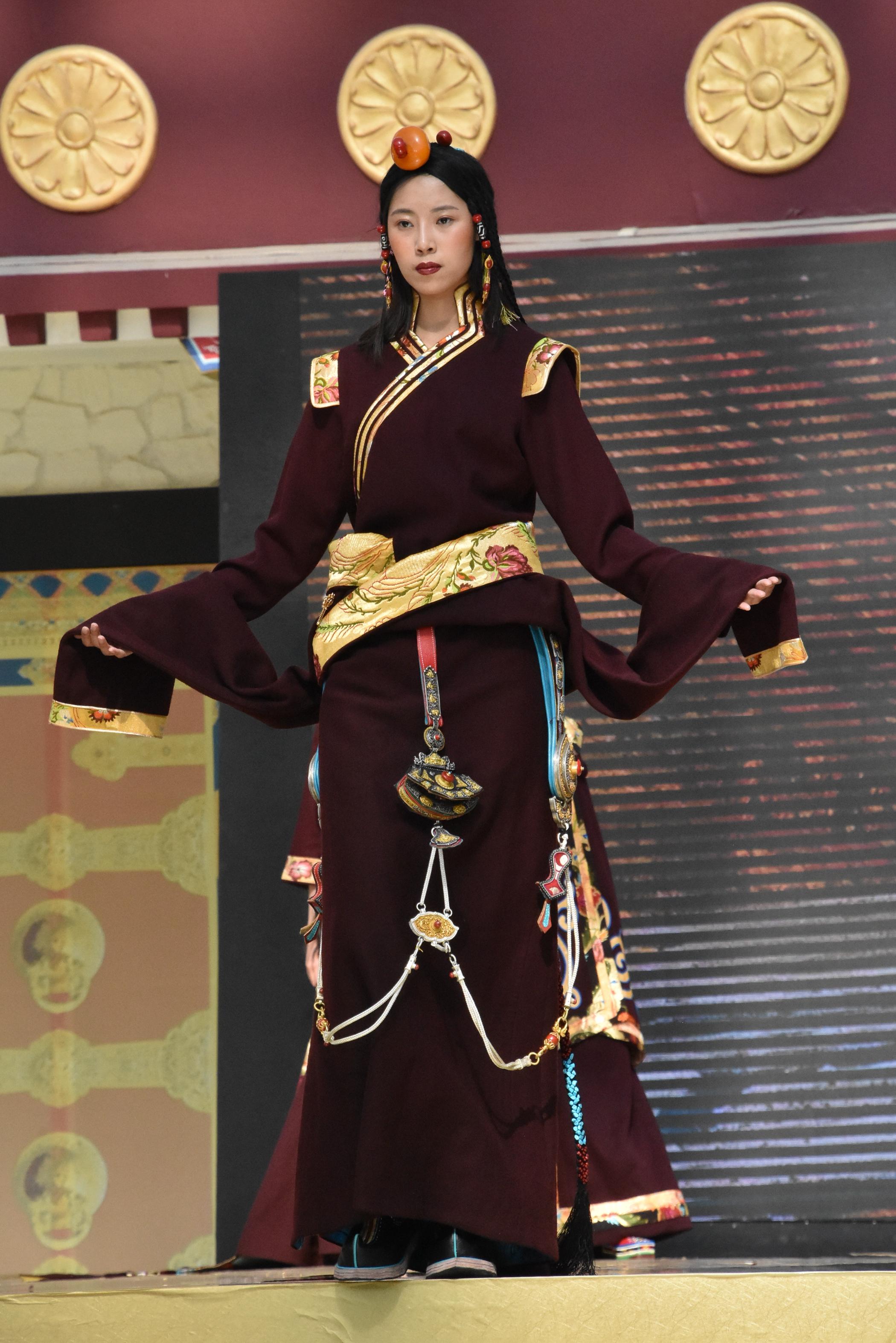 藏族女人有多漂亮，看完这组民族服装秀就知道了_拉萨