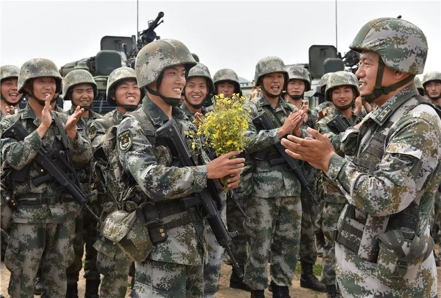 ""报告首长,我是教导员于林新,营长在外地执行任务.