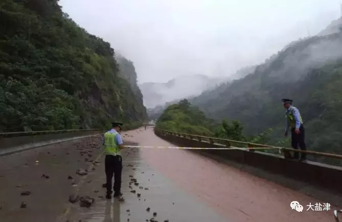 盐津大雨导致多条道路中断!一女子被落石砸伤,车子砸扁!