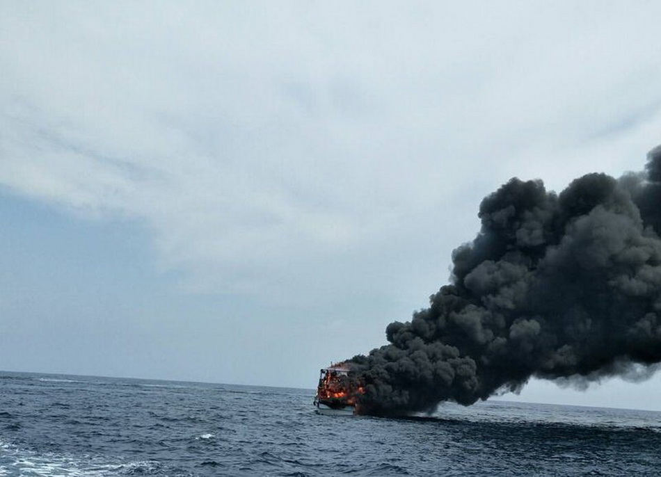 直击|台湾花莲载46人赏鲸船起火,游客:再晚5分钟就完了