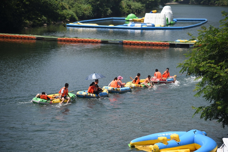 天气炎热婺源大河长滩漂流火爆