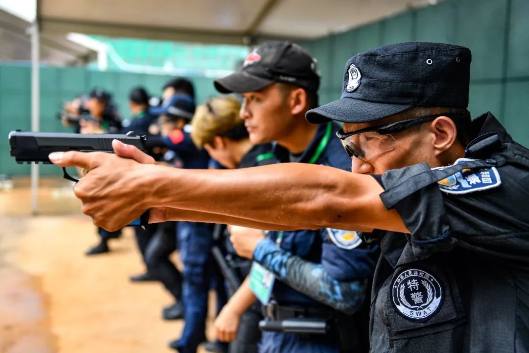 发哥十分关注警察蜀黍里的"神枪手!