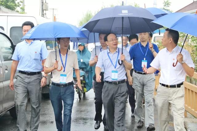 8月12日上午,区委常委,副区长曹扶生,区府办副主任郁臻,区民政局副