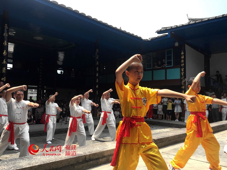 组图:永泰乡村"武术世家"四代16人祠堂练武